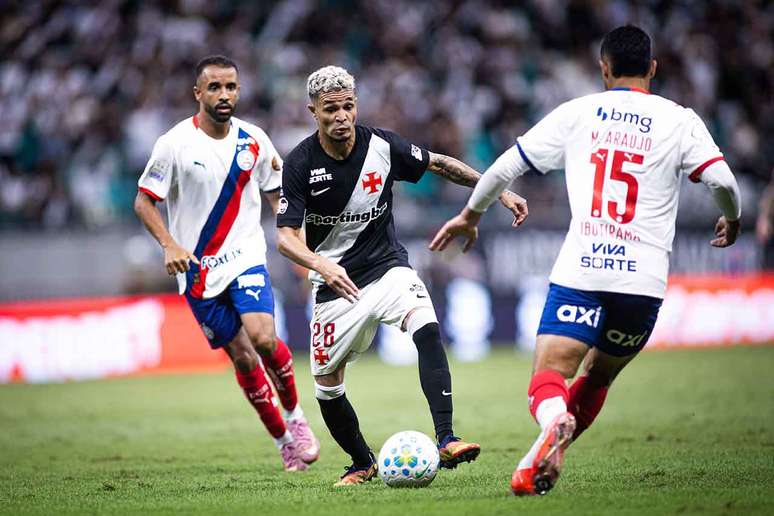 Adson deve iniciar a partida &ndash;