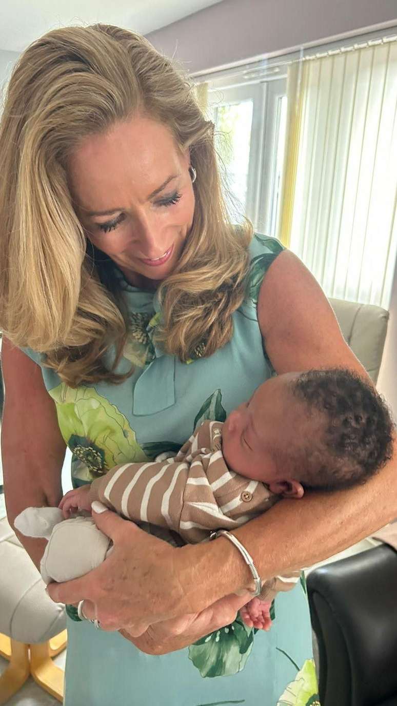 A m&eacute;dica Sara Matthews finalmente p&ocirc;de conhecer o pequeno Landon, duas d&eacute;cadas depois de realizar a primeira cirurgia de Bacon