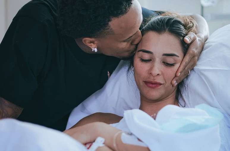 &Eacute;der Milit&atilde;o o lado de Tain&aacute; Milit&atilde;o e do rec&eacute;m-nascido Gabriel &ndash;