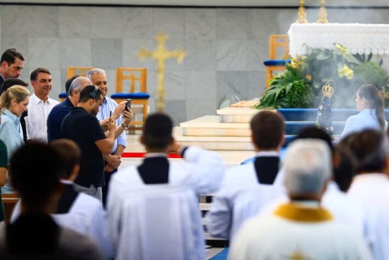 Fl&aacute;vio ao lado do vice na chapa, Alfredo Gaspar, na missa em homenagem a Nossa Senhora Aparecida na Catedral de Bras&iacute;lia