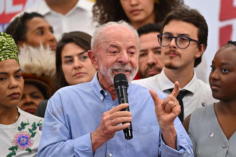 Lula falando ao microfone