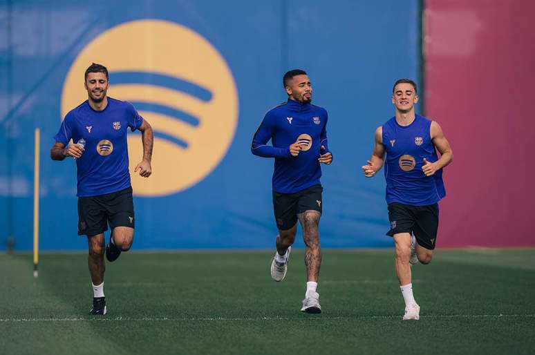 Jogadores do Bar&ccedil;a durante treinamento da equipe &ndash;
