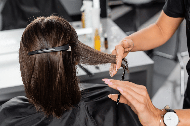Aparar as pontas ajuda a melhorar o visual do cabelo, mas n&atilde;o &eacute; capaz de regenerar uma fibra j&aacute; danificada 