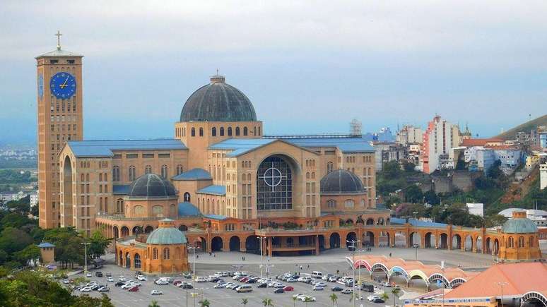 Anualmente, cerca de 12 milh&otilde;es de romeiros visitam o Santu&aacute;rio Nacional Nossa Senhora da Concei&ccedil;&atilde;o Aparecida, no munic&iacute;pio de Aparecida (SP)