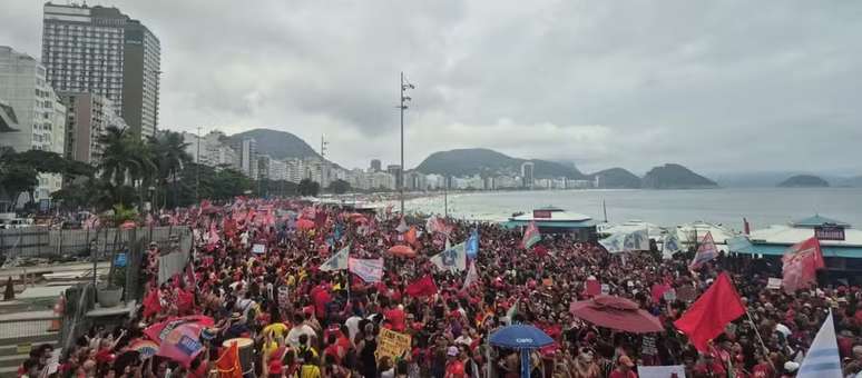 Ato em apoio a Lula foi realizado em Copacabana nesta segunda-feira, 12
