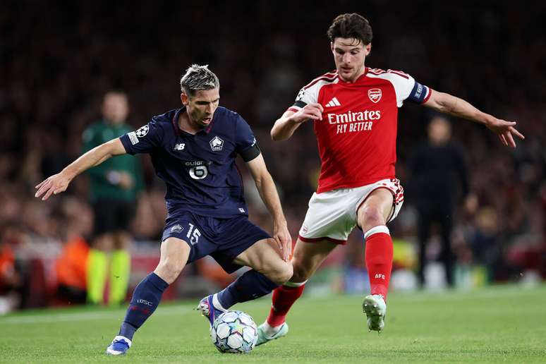 Jogadores de Arsenal e Lille em disputa de bola na Champions &ndash;