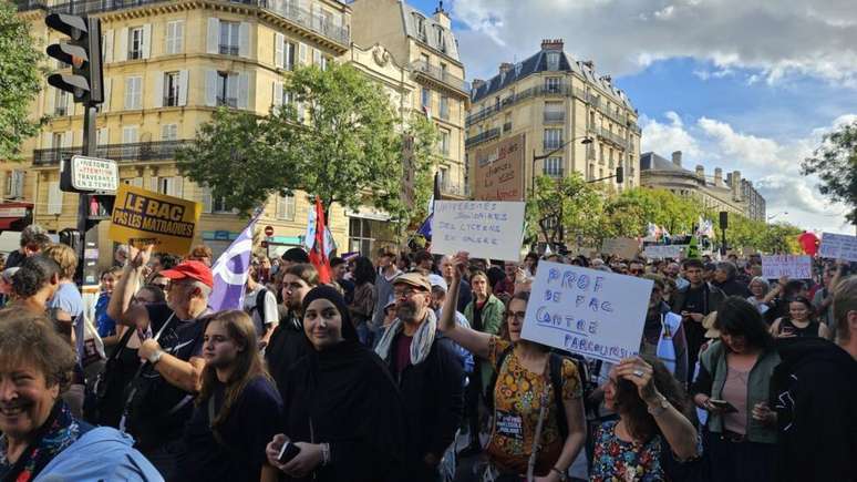 Professores e universit&aacute;rios se juntaram aos estudantes do ensino m&eacute;dio na marcha em Paris. 13/102026.
