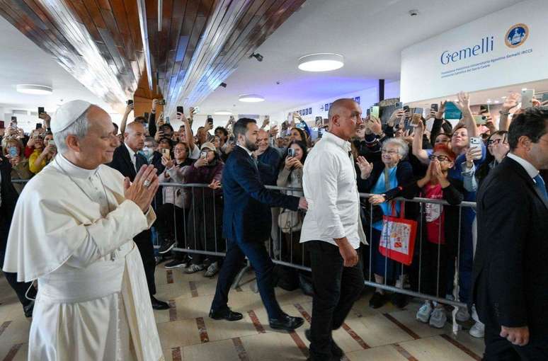 Antes de passar pela cirurgia, o papa Le&atilde;o 14 cumprimentou uma multid&atilde;o no Hospital Gemelli, em Roma