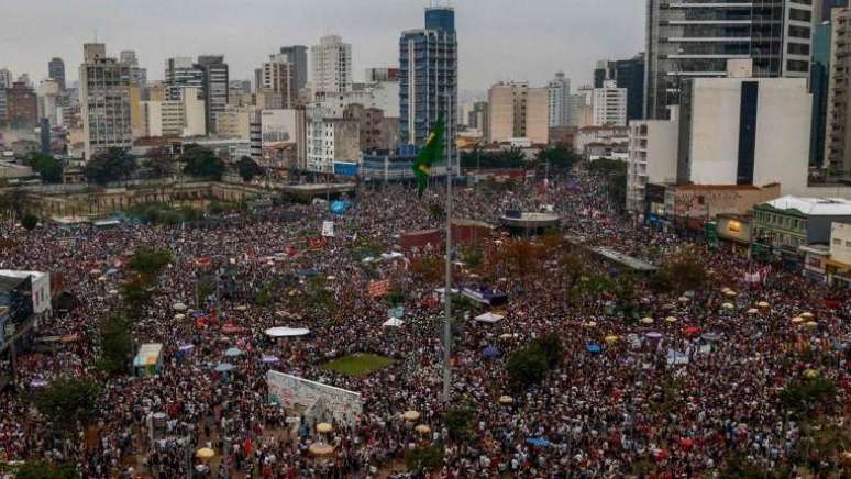 Em 2018, manifesta&ccedil;&atilde;o liderada por mulheres lotou Largo da Batata, em S&atilde;o Paulo, contra Jair Bolsonaro, ent&atilde;o candidato &agrave; Presid&ecirc;ncia pelo PSL