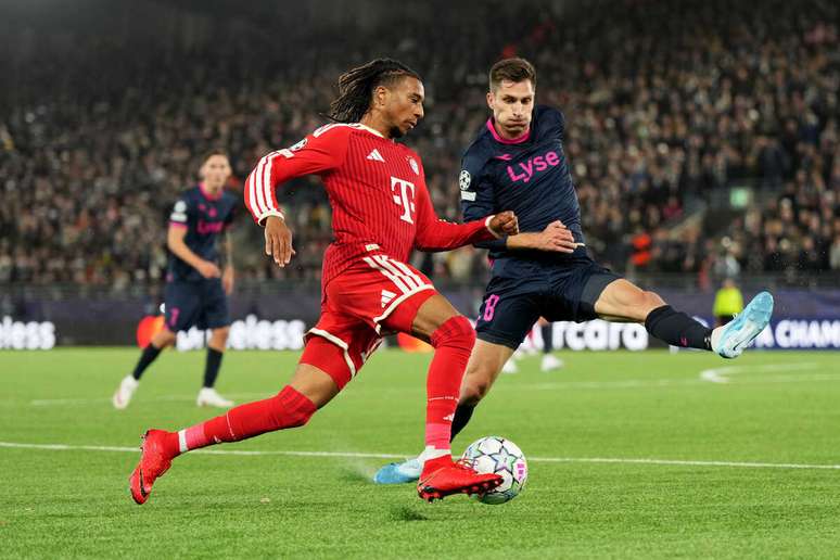 Olis&eacute; vacila e &eacute; expulso por tolice, deixando o Bayern com um a menos &ndash;