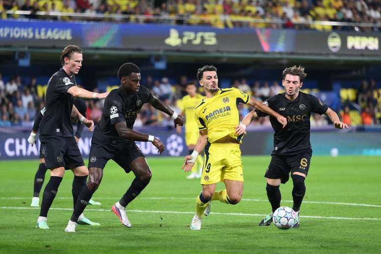 Mikautadze, do Villarreal (de amarelo)&nbsp; recebei a marca&ccedil;&atilde;o de Gilmour e Badiashile.
