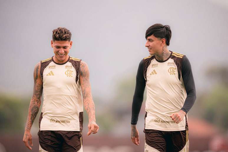 Carrascal (esq.) e Pulgar em treino do Flamengo antes do embarque a Buenos Aires &ndash;
