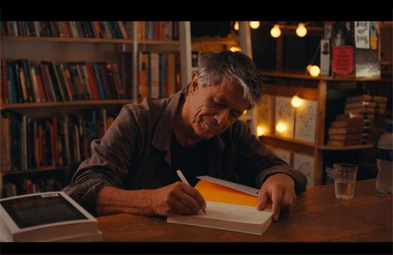 O autor Emmanuel Carr&egrave;re hoje avalia que n&atilde;o foi correta forma como exp&ocirc;s pessoas pr&oacute;ximas a ele em uma de suas obras