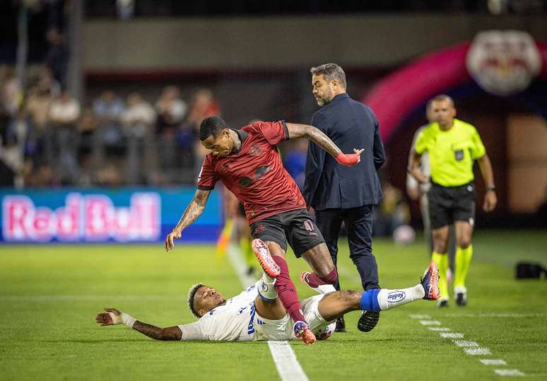 Artur Jorge observa jogada durante Bragantino 4&times;2 Cruzeiro &ndash;
