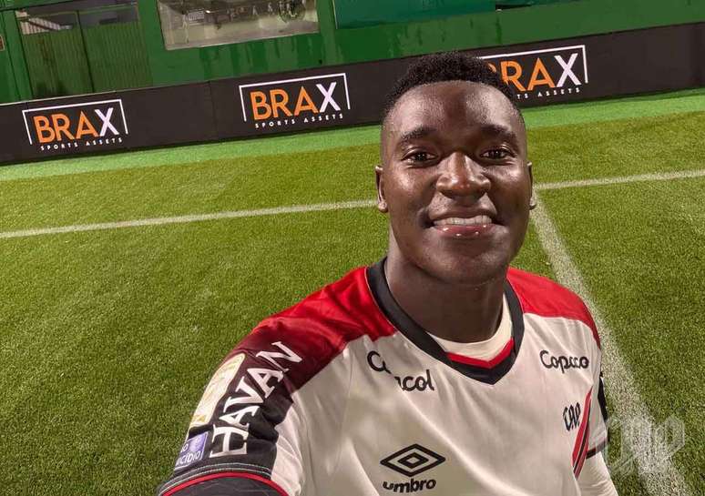 Viveros celebra a goleada com a torcida do Athletico ao fundo.&nbsp;