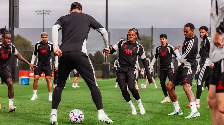 Jogadores do Liverpool durante treinamento da equipe &ndash;