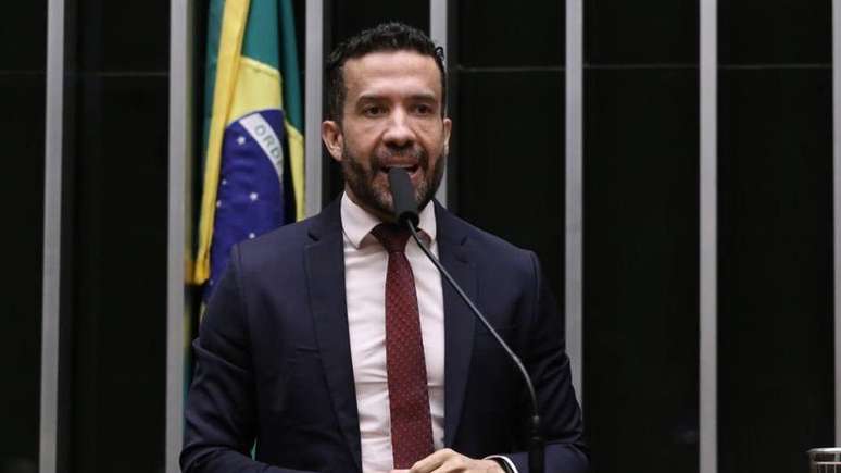 Andr&eacute; Janones administra o canal 'Ex&eacute;rcito de Lula' no WhatsApp