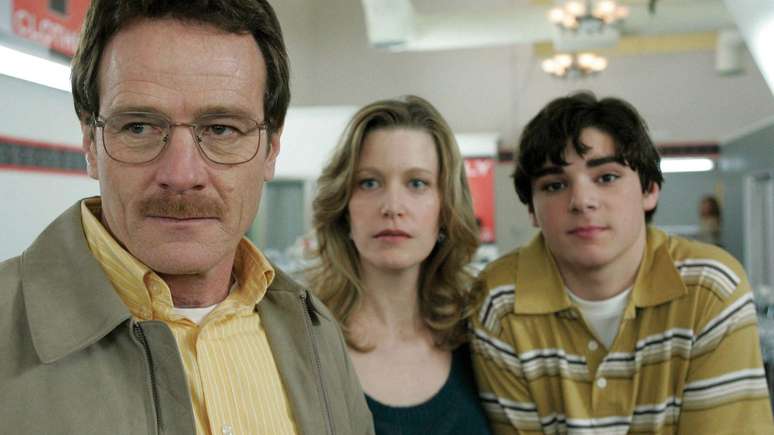 RJ Mitte (&agrave; direita) como Walter White Jr., ao lado de Bryan Cranston e Anna Gunn na primeira temporada de Breaking Bad, em 2008