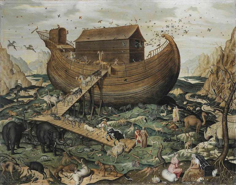 Um grande navio de madeira cercado por animais e pessoas, a maioria em pares.