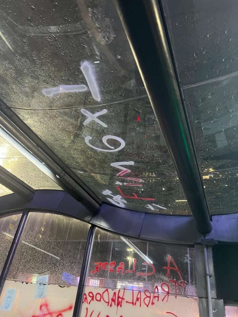 Esta&ccedil;&atilde;o Trianon-Masp foi uma das pichadas durante o ato realizado no domingo