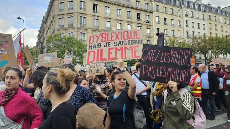 Manifestante exibe cartaz com a frase: "disl&eacute;xica, mas sei escrever dilema".