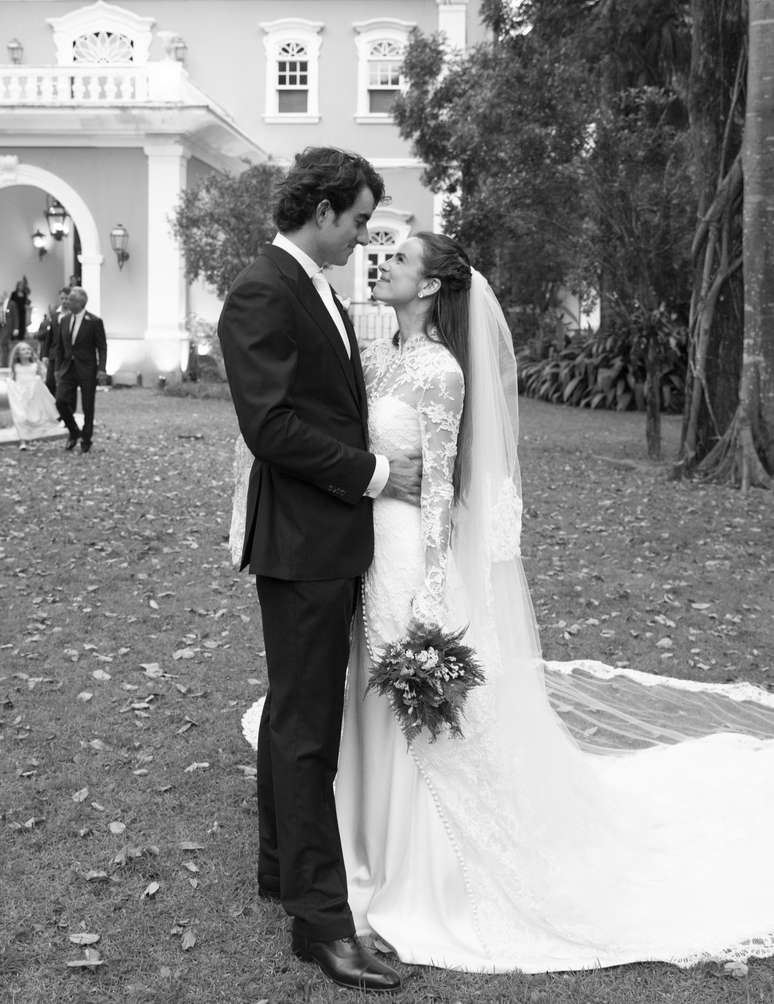 Conor Kennedy e Giulia Be com vestido de noiva do estilista Harris Reed 