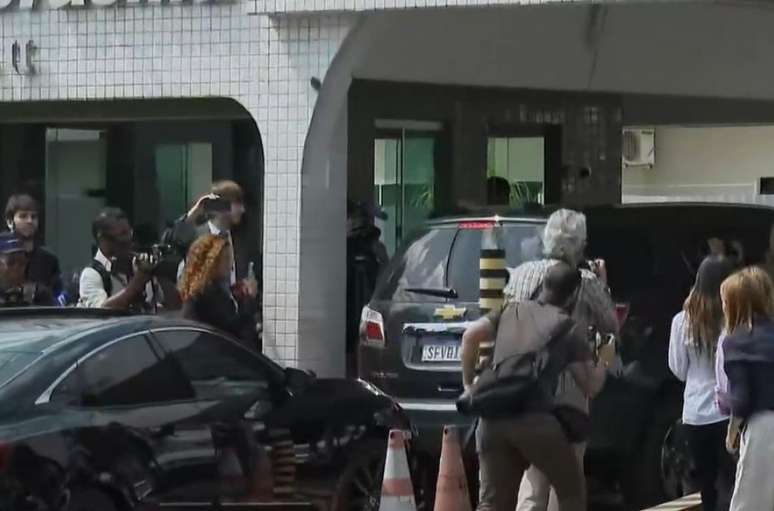 Fl&aacute;vio Bolsonaro chegou ao condom&iacute;nio do pai antes das 10h desta ter&ccedil;a-feira, 13