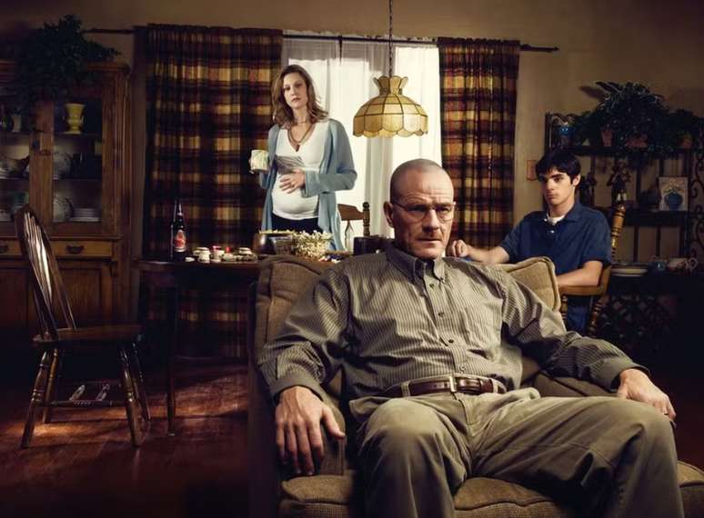 Foto de divulga&ccedil;&atilde;o de Breaking Bad: (&agrave; direita) Bryan Cranston, (no centro) RJ Mitte