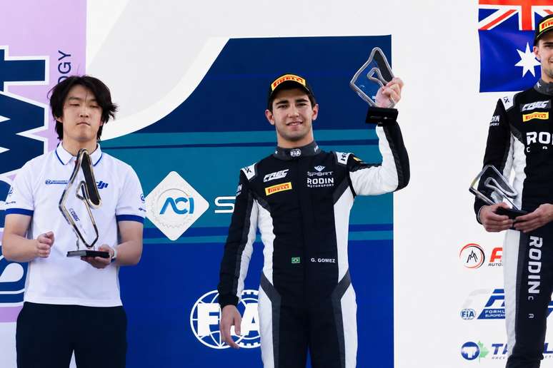 Gabriel Gomez recebe trofeu de melhor rookie na etapa de abertura do FREC