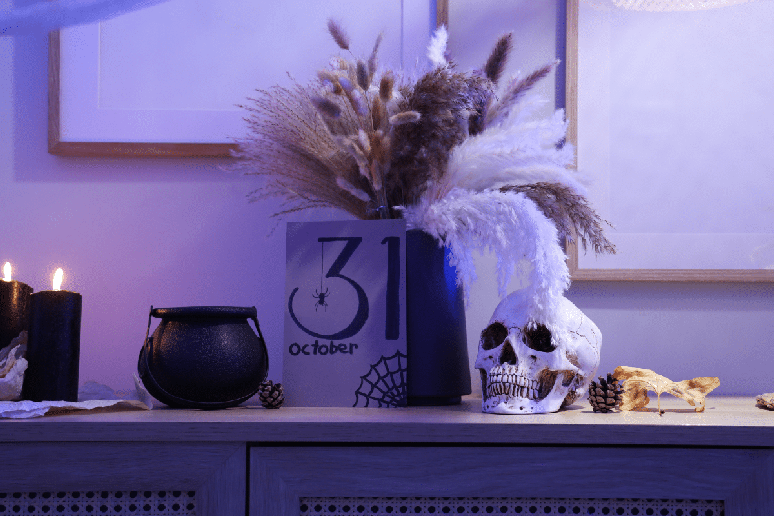 A meia-luz refor&ccedil;a o clima do Halloween e valoriza os detalhes da composi&ccedil;&atilde;o decorativa 