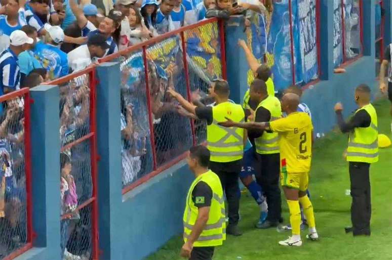 Momento do acidente que ocorreu em jogo decisivo entre as equipes &ndash;