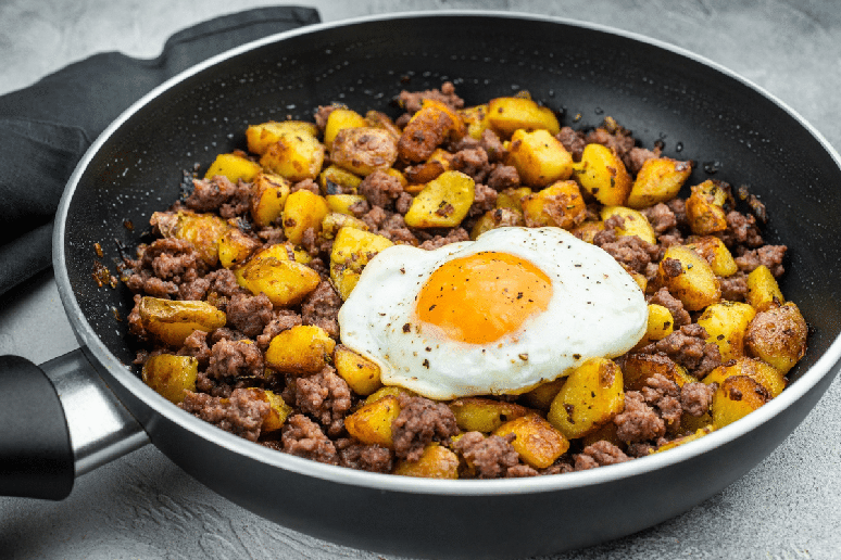 Picadinho de carne mo&iacute;da com batata e ovo 
