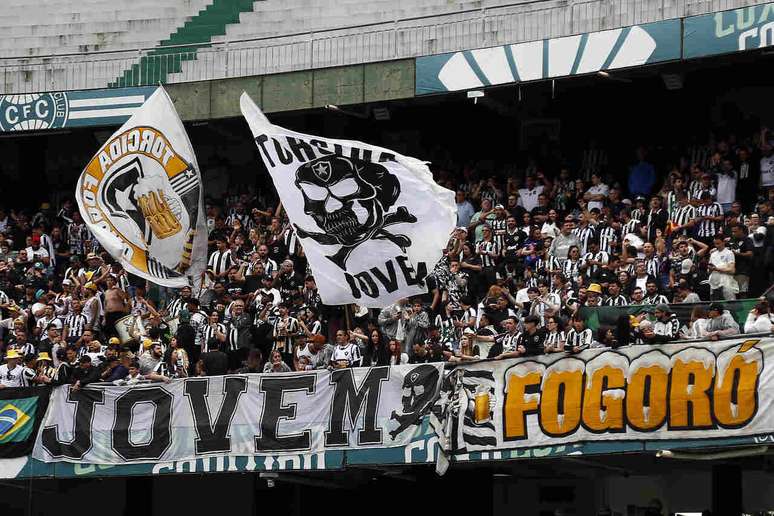 Torcida do Botafogo marca presen&ccedil;a no Major Couto Pereira &ndash;
