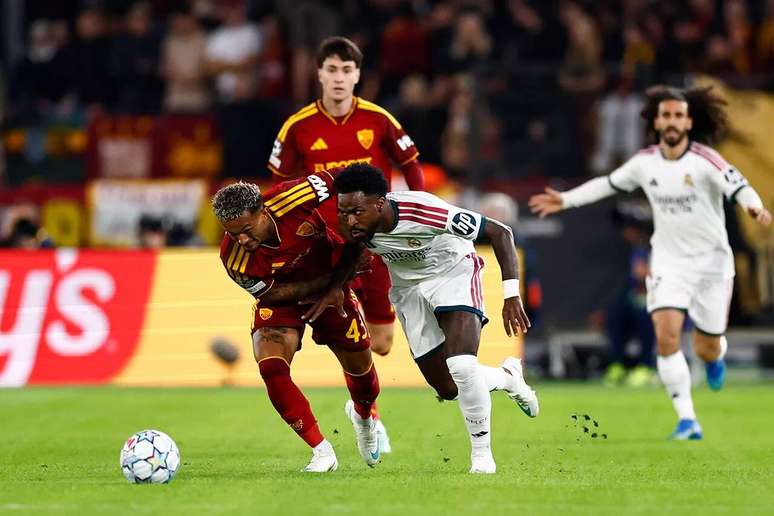 Vini encara a marca&ccedil;&atilde;o de Wesley no jogo entre Real e Roma pela Champions &ndash;