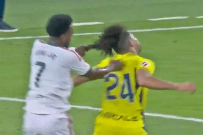Momento do pux&atilde;o de cabelo que terminou com a expuls&atilde;o do brasileiro &ndash;
