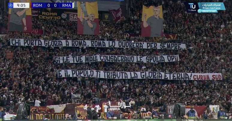 Homenagens da torcida da Roma a Mourinho &ndash;