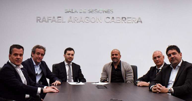 Primeira reuni&atilde;o aconteceu em escrit&oacute;rio do M&acirc;s Monumental, est&aacute;dio do River &ndash;