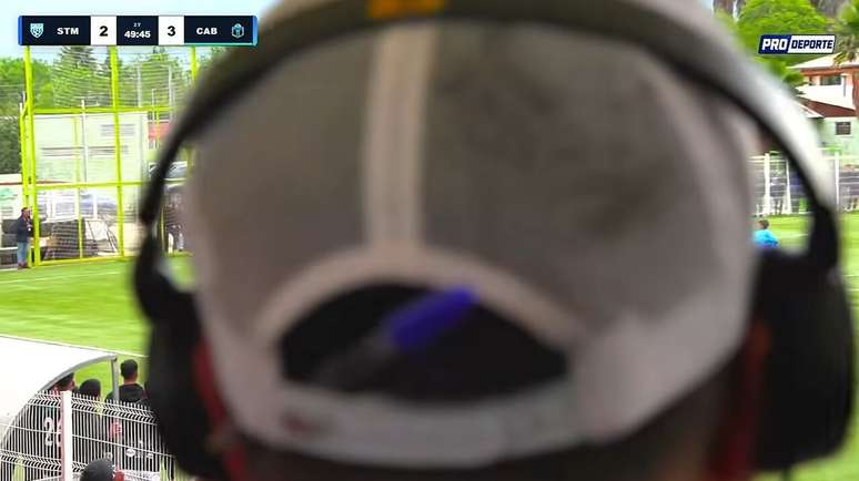 Locutor d&aacute; tapa na cabe&ccedil;a de outro locutor que ficou na frente da camera durante transmiss&atilde;o de jogo &ndash;