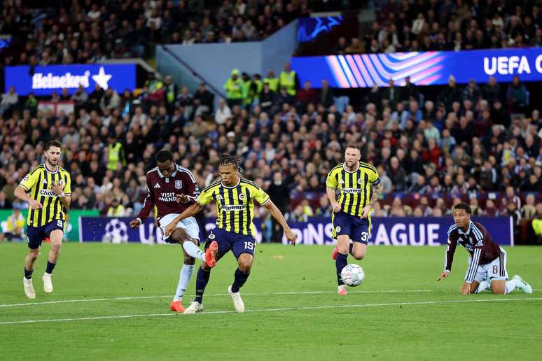 Momento de um dos gols marcados por Nicolas Jackson na vit&oacute;ria hist&oacute;rica do Aston Villa &ndash;