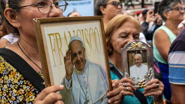 O papa Francisco foi internado em fevereiro de 2025 e morreu no dia 21 de abril