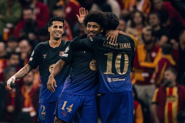 Dentro de campo, o Barcelona goleou o Galatasaray, pela Champions League &ndash;