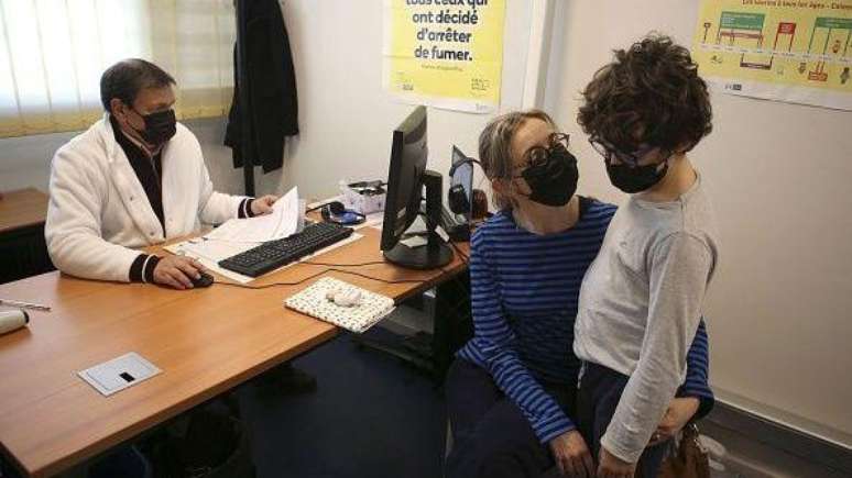 OMS e pesquisadores em vacinologia defendem que hesita&ccedil;&atilde;o vacinal &eacute; um espectro &mdash; e nem todo mundo que deixa de tomar as doses &eacute; automaticamente 'antivacina'
