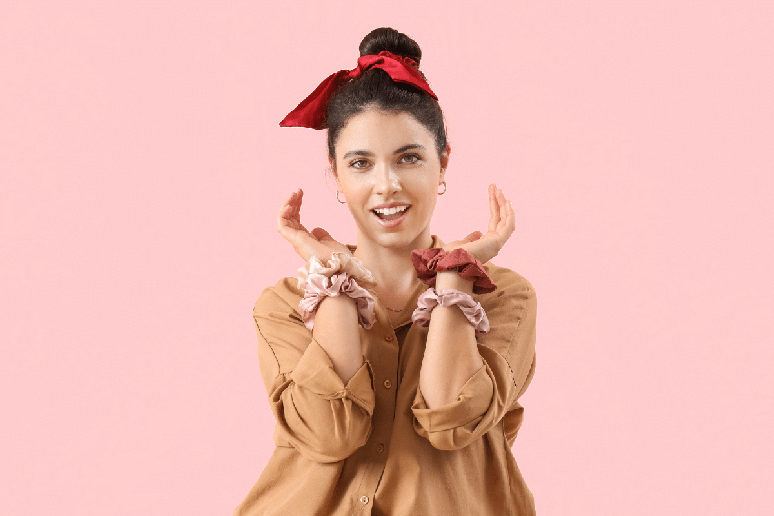 Presilhas, tiaras e adornos de cabe&ccedil;a transformam coques tradicionais em penteados cheios de personalidade, ideais para diferentes ocasi&otilde;es 