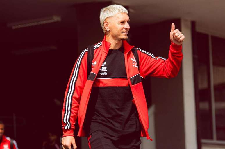 Flamengo embarca para a Argentina para o jogo da ida contra o Estudiantes &ndash;