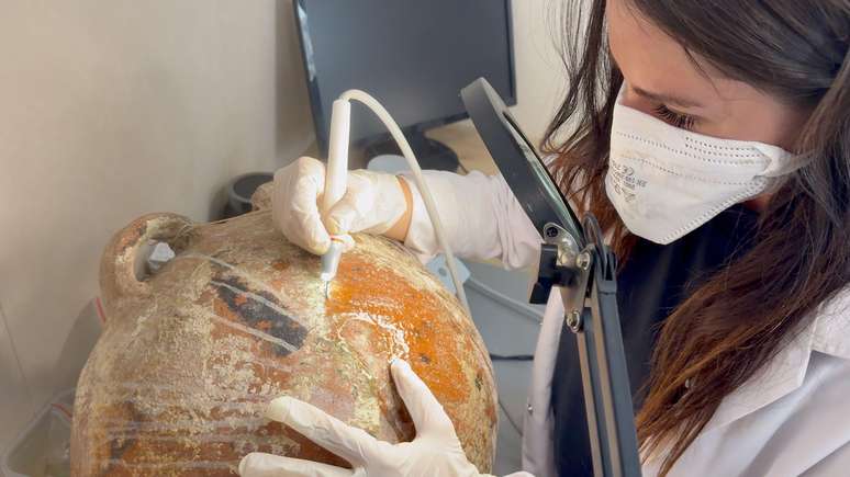 Ap&oacute;s milhares de anos submersos, os fr&aacute;geis artefatos est&atilde;o agora sendo cuidadosamente conservados