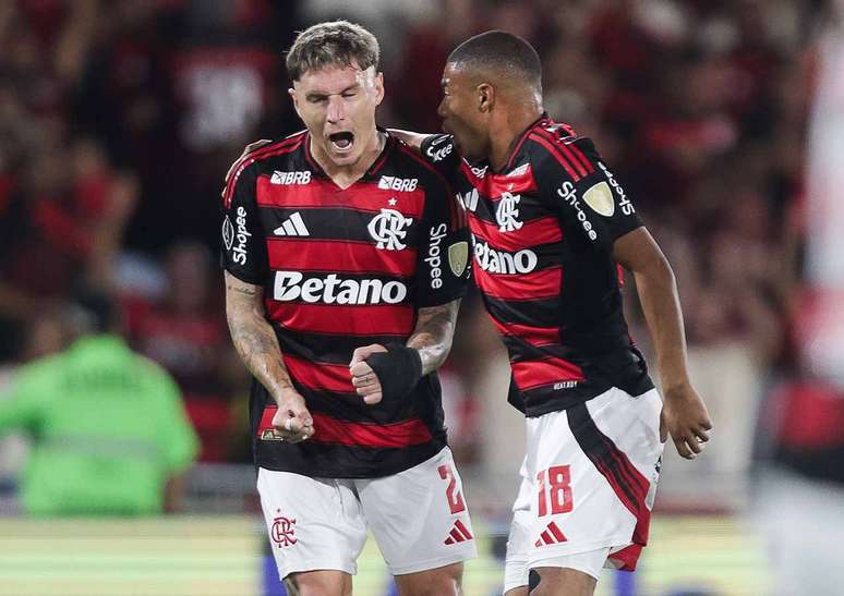 Contra o Estudiantes, Varela (esq.) marcou um de seus poucos gols pelo Flamengo &ndash;