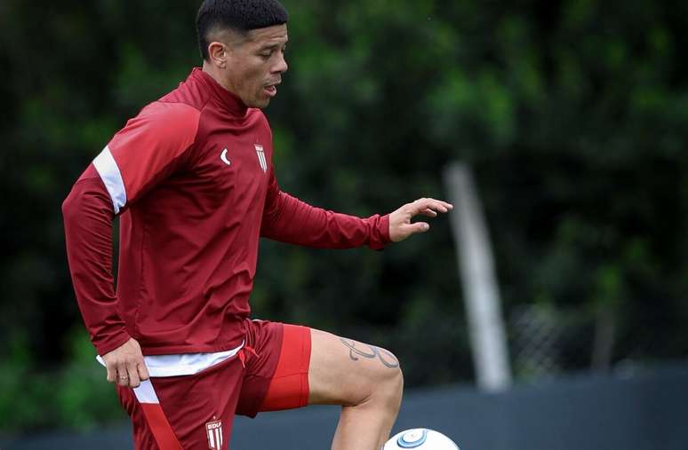 Marcos Rojo far&aacute; reestreia pelo Estudiantes no jogo contra o Flamengo &ndash;