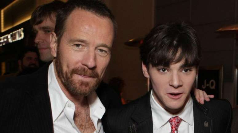 Bryan Cranston (&agrave; esquerda) interpretou o pai de RJ Mitte na s&eacute;rie de sucesso Breaking Bad