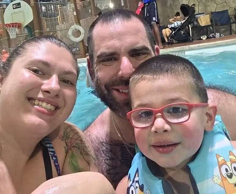 Rose Harrison, seu marido Charles e o filho do casal, que tinha tr&ecirc;s anos