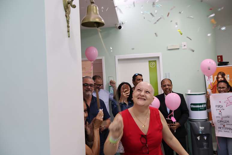 Familiares e amigos de Anne prepararam uma emocionante homenagem durante a cerim&ocirc;nia de tocar o Sino da Vida